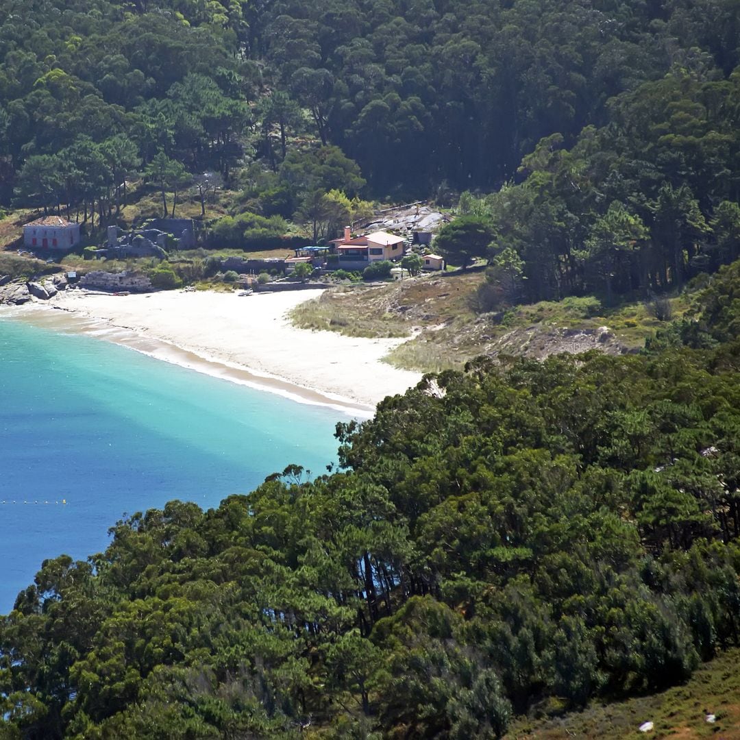 Playa paradisíaca en la isla de Ons, Parque Nacional Marítimo-Terrestre de las Islas Atlánticas en Pontevedra, Galicia