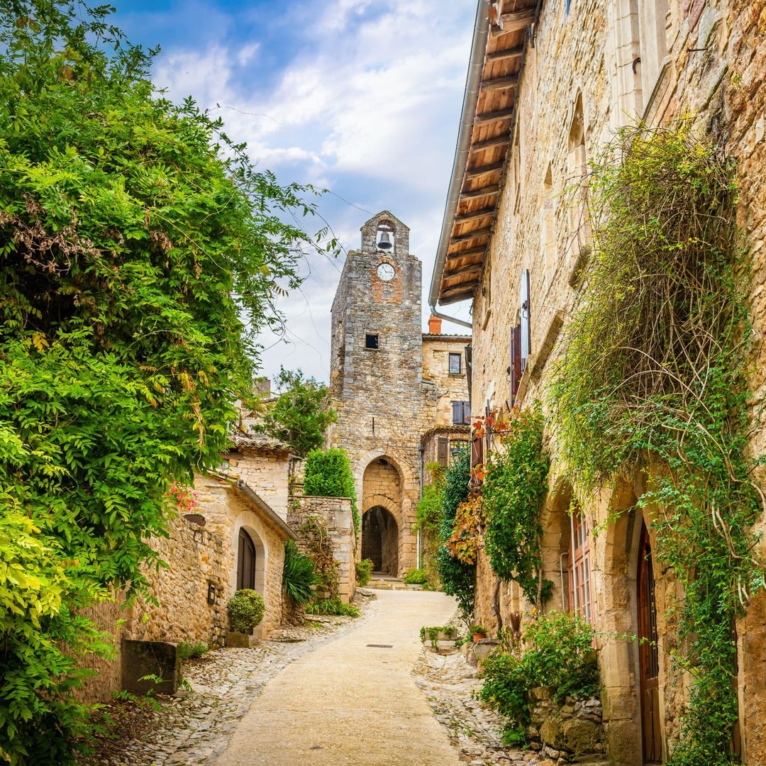 Villa de Bruniquel, río Aveyron, Francia