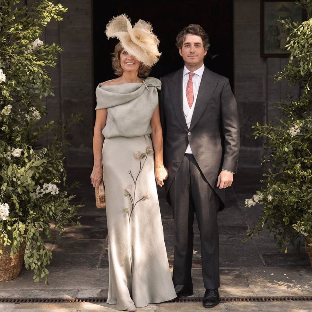 El look de madrina de María, con un vestido de flores bordadas y un tocado de rafia, la ha convertido en la más elegante de esta boda