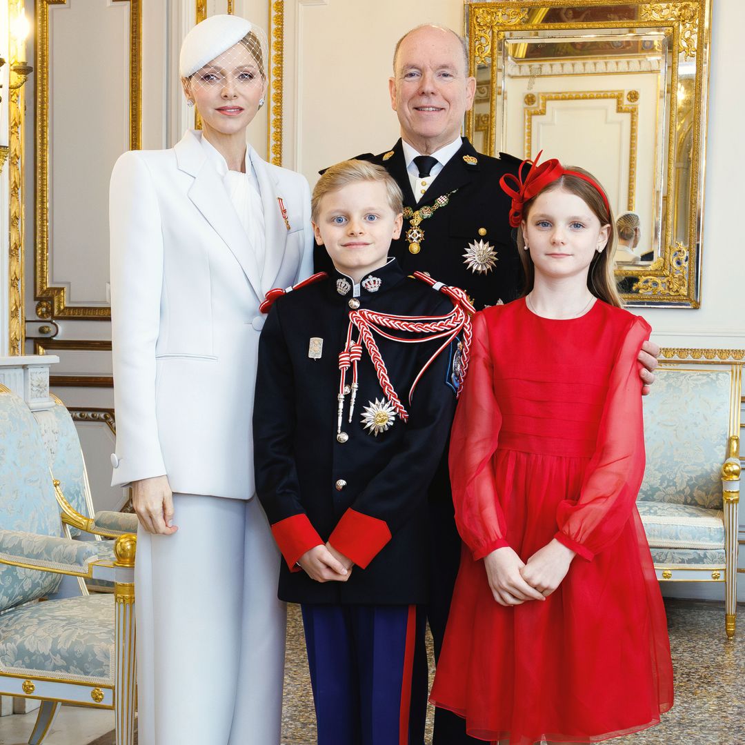 La princesa Charlene junto al principie y sus hijos en una entrañable fotografía 