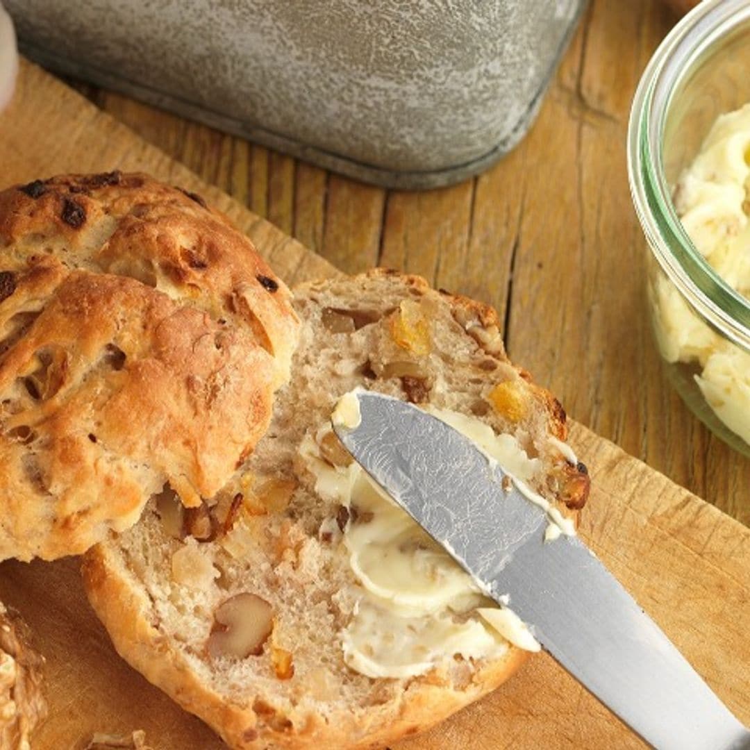 Pan de leche y cebolla con mantequilla de nueces