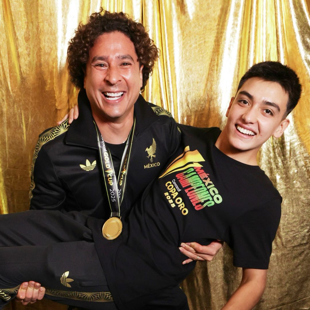 La emotiva felicitación de Memo Ochoa para Gilberto Mora por su graduación