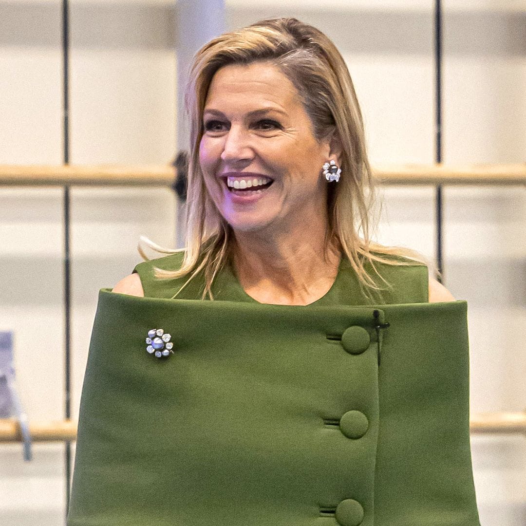 Máxima de Holanda reinventa su 'uniforme' con un top verde de doble escote y perlas grises