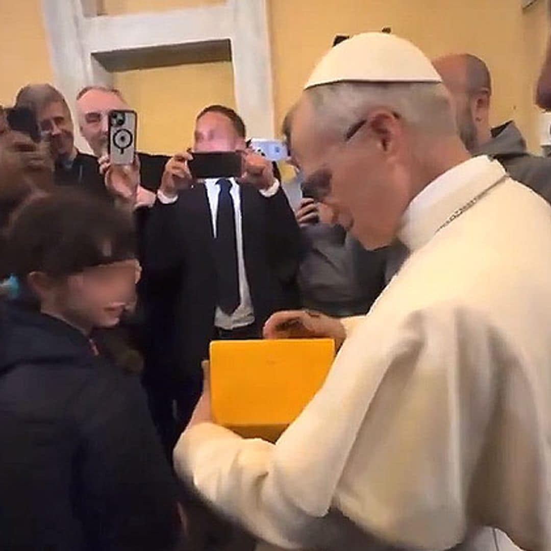 León XIV firma por primera vez como Papa en la biblia de una niña: el momento, en vídeo