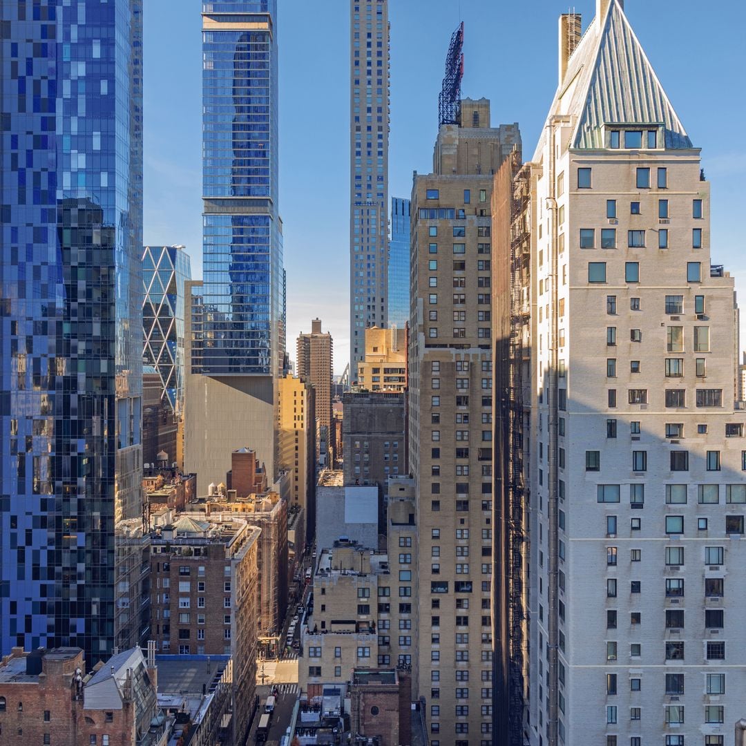 MÁGICA NAVIDAD CON LA DISEÑADORA DE LAS ESTRELLAS CELIA KRITHARIOTI EN SU IMPRESIONANTE CASA DE NUEVA YORK, CON VISTAS A CENTRAL PARK