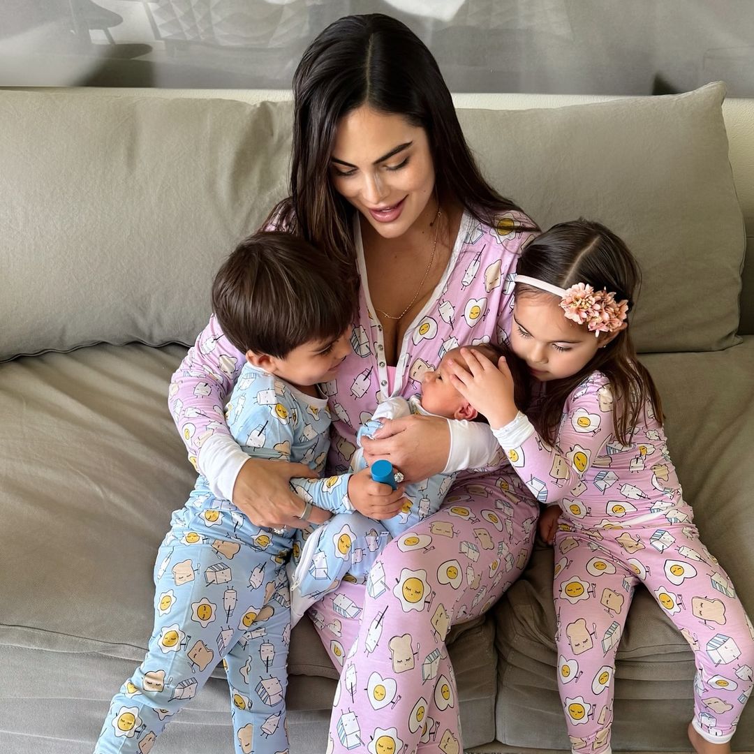 Ximena Navarrete comparte el tierno ‘antes y después’ del nacimiento de su tercer bebé