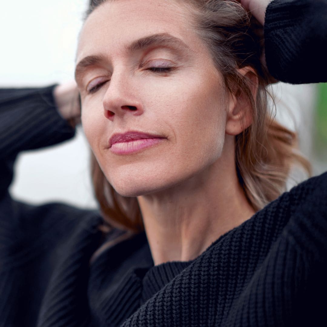 El poderoso ejercicio antiestrés recomendado por la neurociencia: solo necesitas un minuto para calmarte