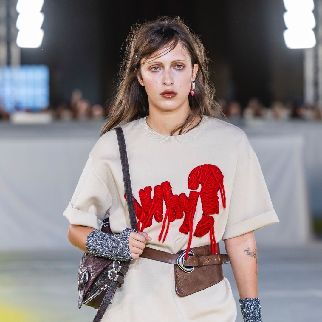 Aydan Nix toma el relevo de Bella y Gigi Hadid y sorprende en el desfile de Desigual en Barcelona
