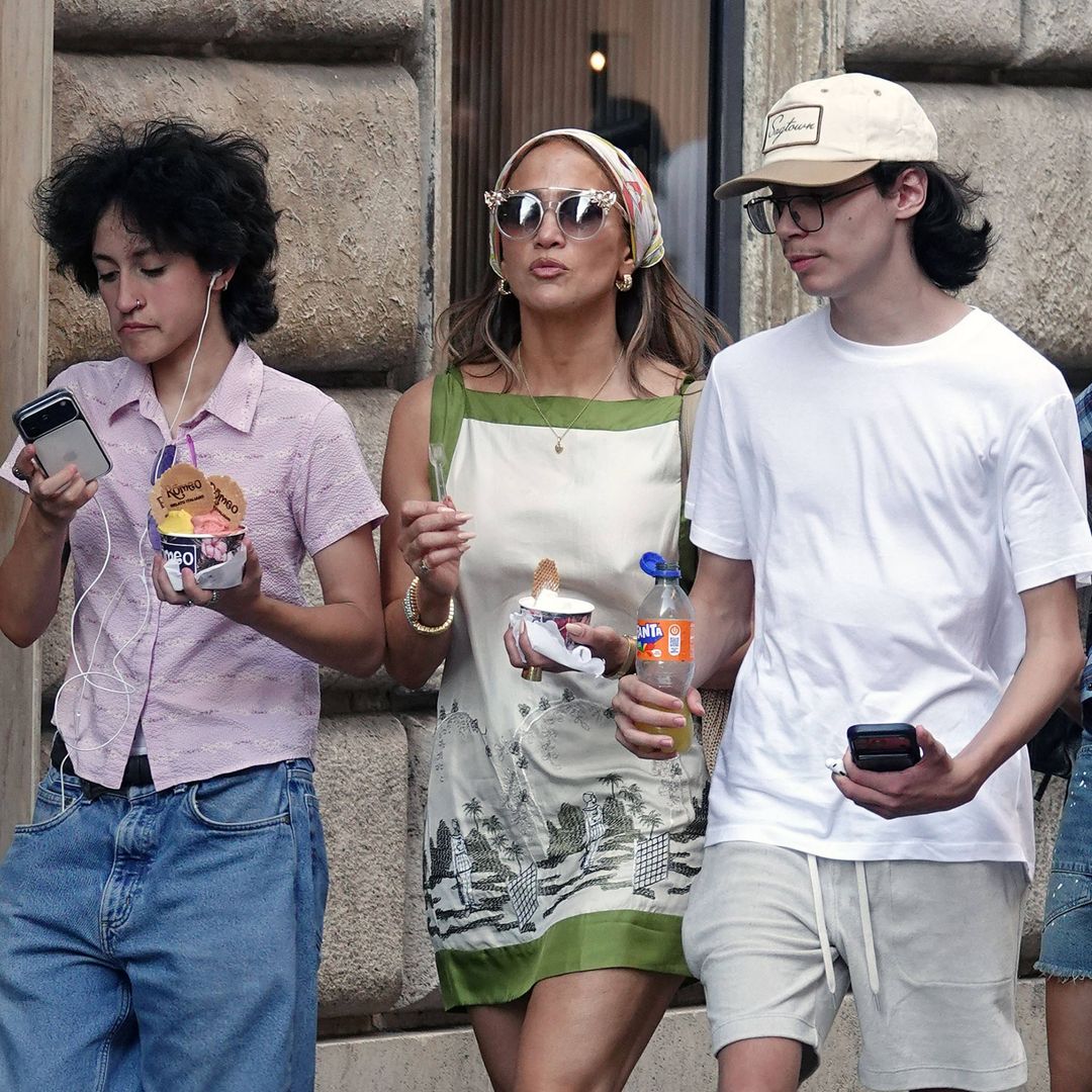 Jennifer Lopez pasea por Roma con sus hijos antes de su partida a la universidad