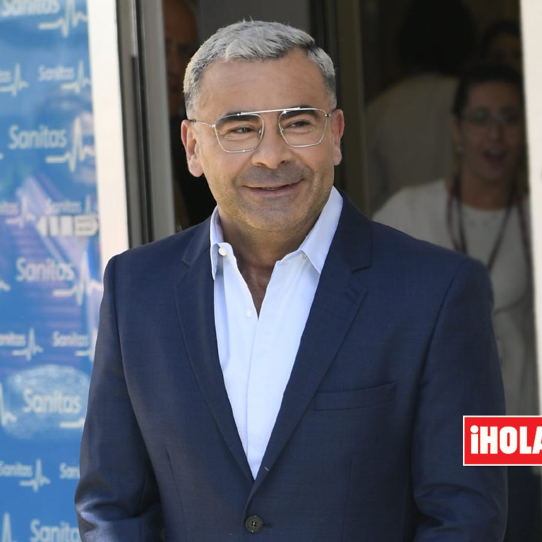 Jorge Javier Vázquez abandona el hospital sonriente y con muy buen aspecto