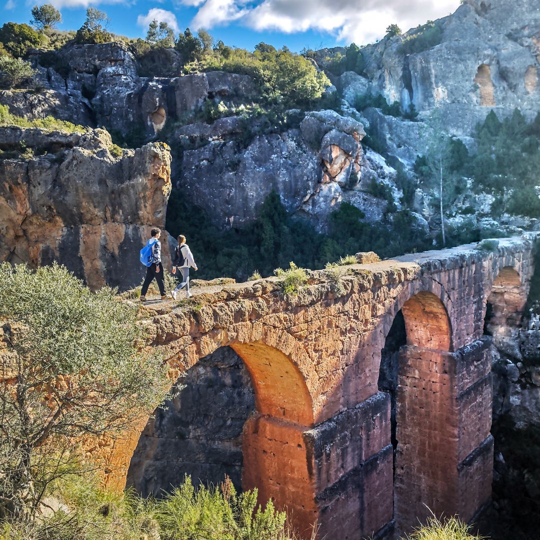 Un inmenso acueducto romano y un bonito pueblo azul maravillan a quien camina por las montañas de Valencia