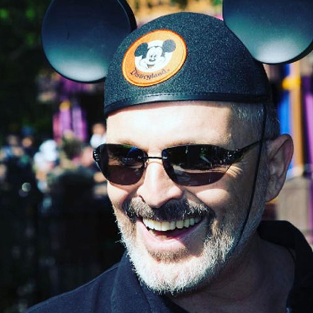 Miguel Bosé, como nunca le habíamos visto: naturalidad y diversión junto a sus hijos en Disneyland