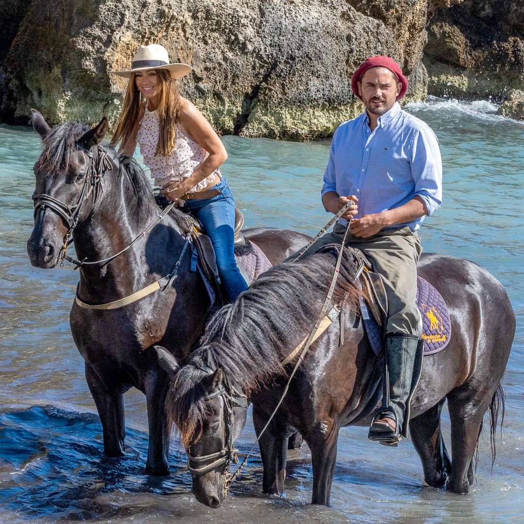 Marta González y su pareja juntos en el mar