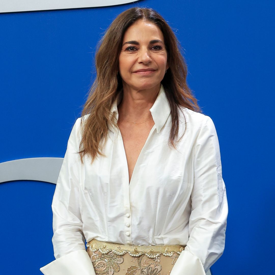 Mariló Montero confirma a los 60 el truco de estilo que nunca falla: camisa blanca y una falda joya hecha en España