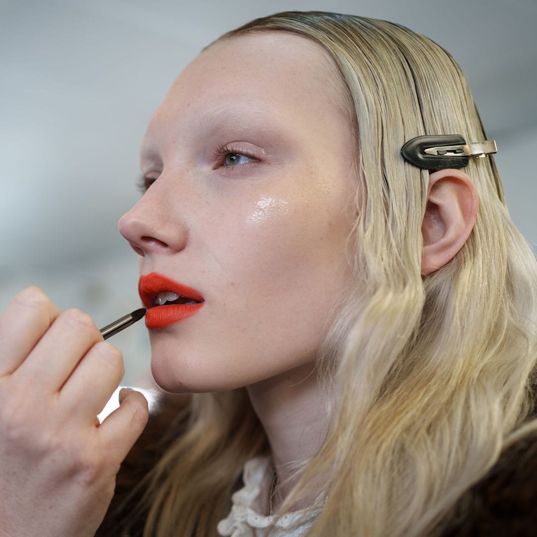 Adiós al ‘clean look’: Los colores están por dominar el maquillaje en 2026