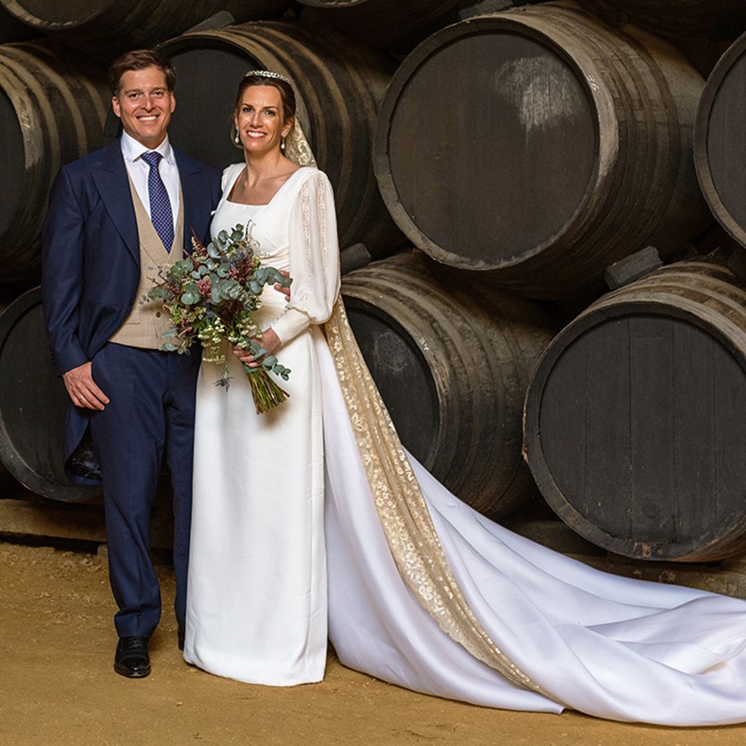 Ana, la novia que viajó de Suiza a Madrid para crear el vestido sencillo que llevó con mantilla familiar
