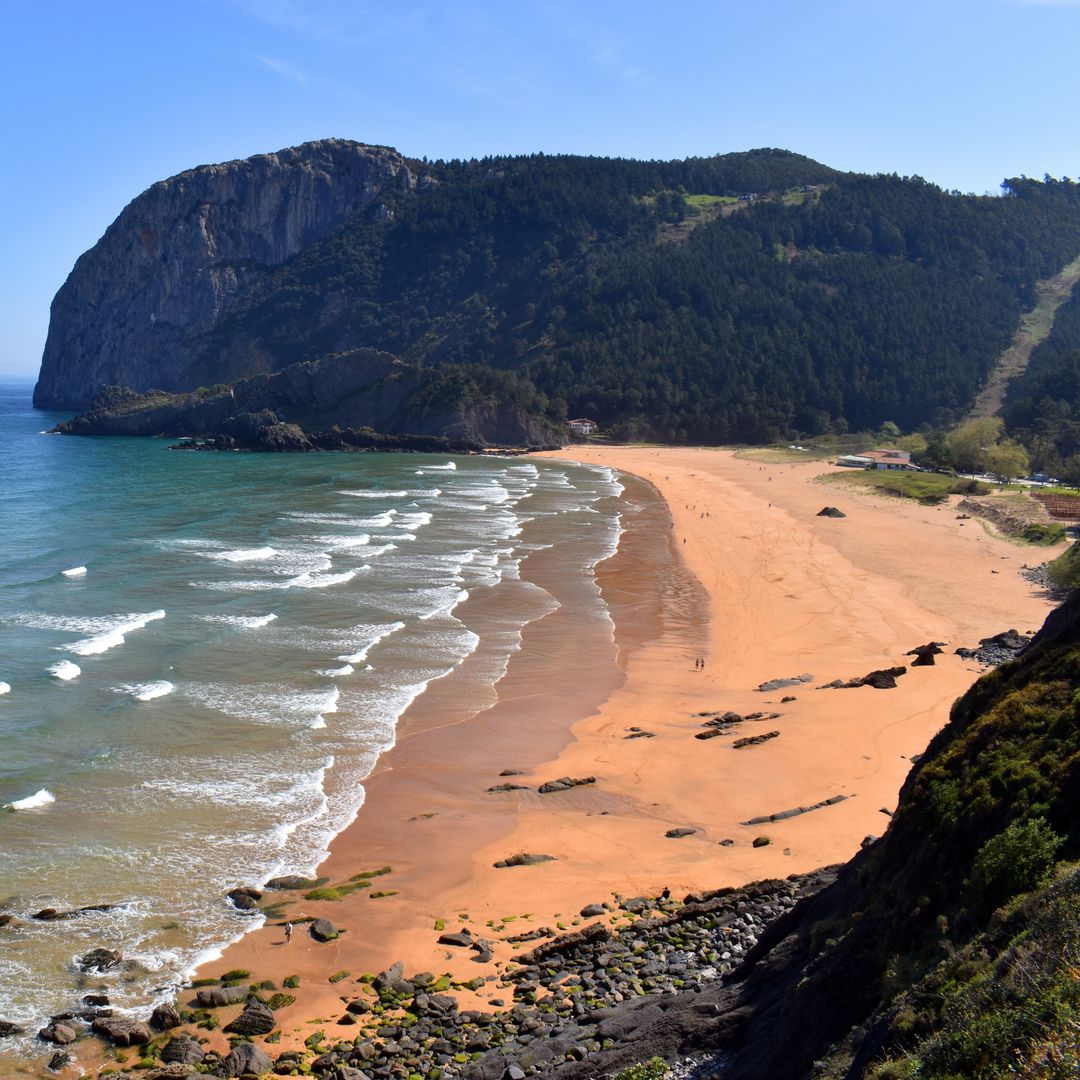 Laga, la playa salvaje de Urdaibai que enamora entre olas, dunas y el gigante de Ogoño