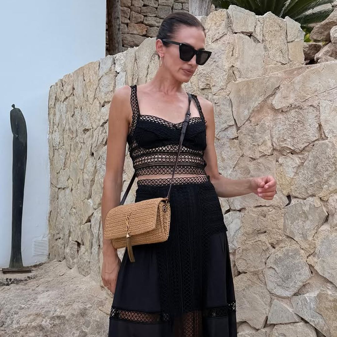 Ni blanco ni estampado: Nieves Álvarez demuestra que el vestido negro también es perfecto para el verano y vuelve a ser la más piropeada