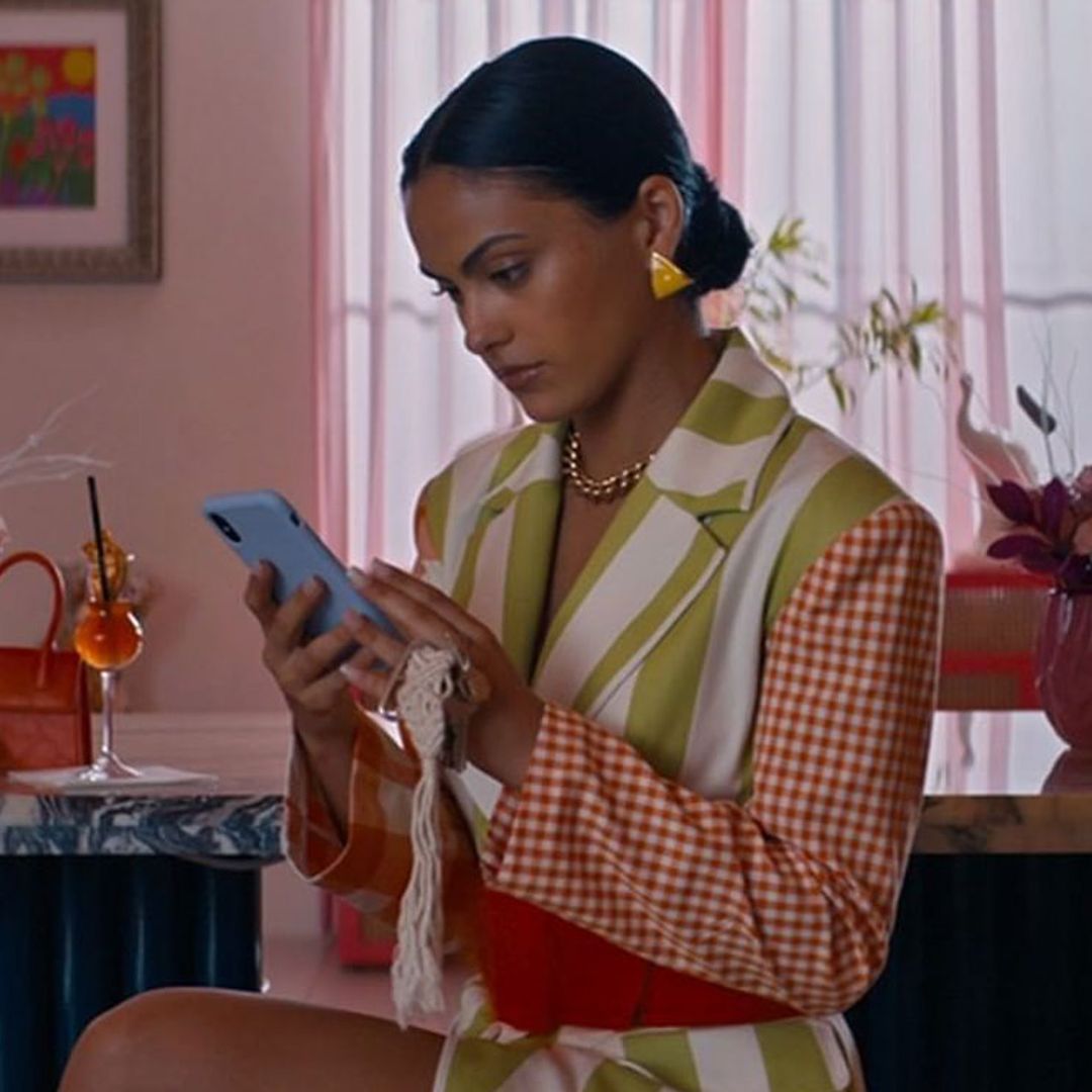 Los looks de Camila Mendes en su nueva película son una mezcla de tus series favoritas
