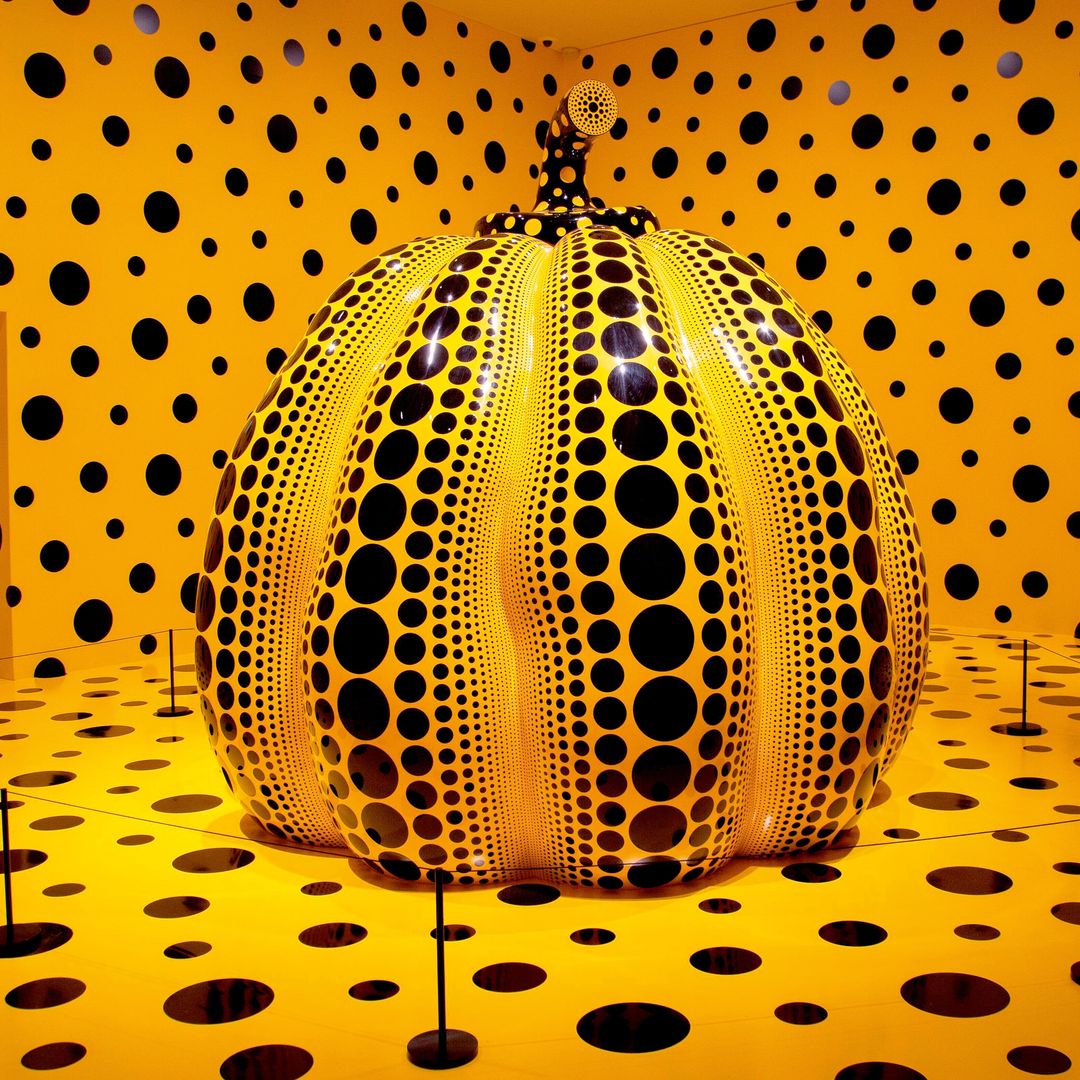 UNIVERSO A TODO COLOR
Una obra de la artista en el Museo de Matsumoto en Japón.