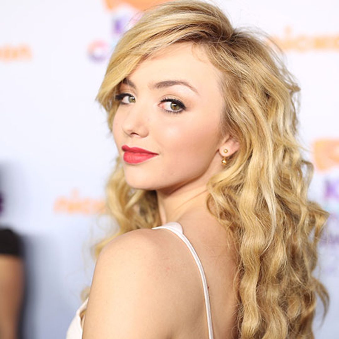 Logra unas ondas al agua perfectas siguiendo el ejemplo de Peyton List