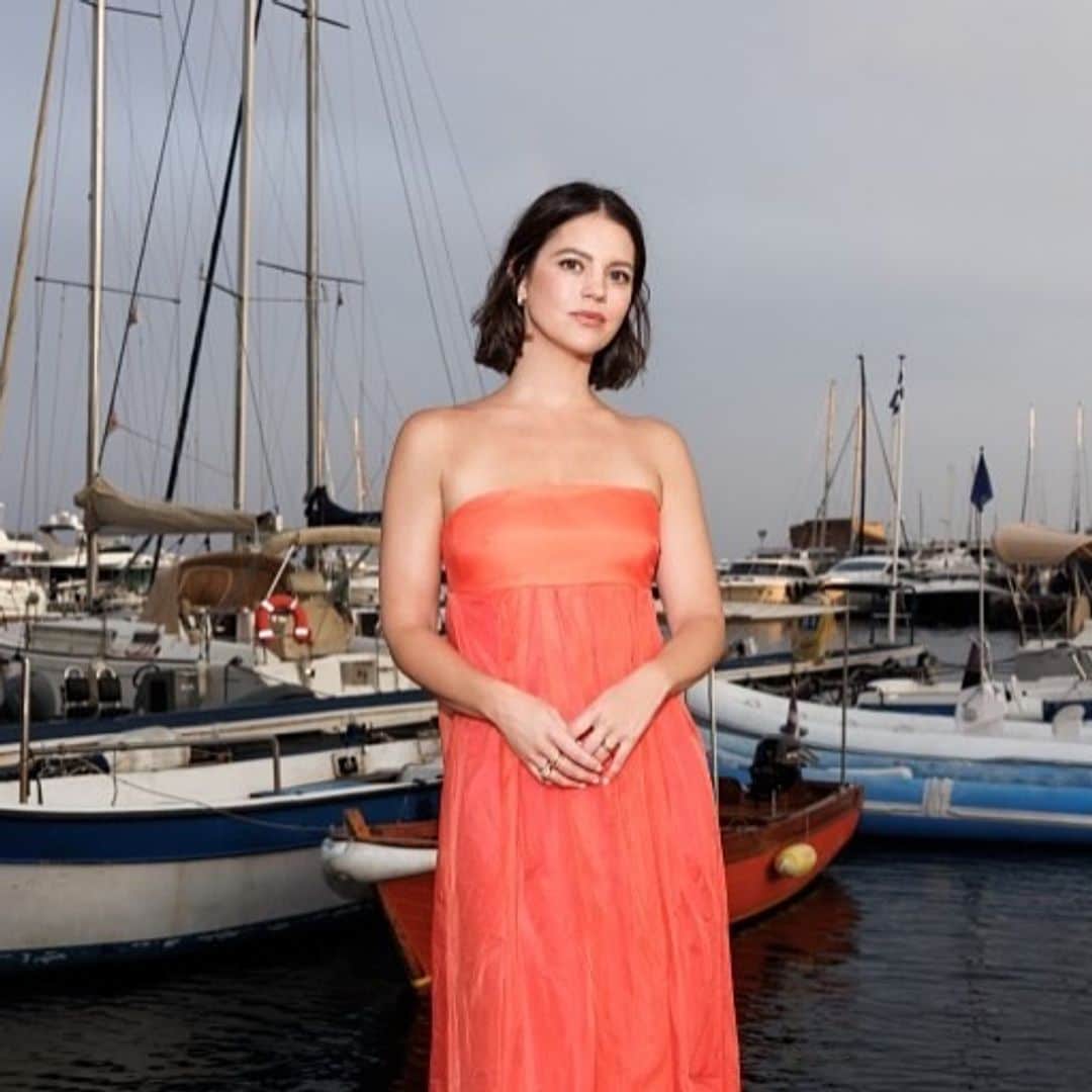 Isabelle Junot rompe los esquemas en su primer posado del verano con un vestido bordado y cangrejeras de 1.000 euros
