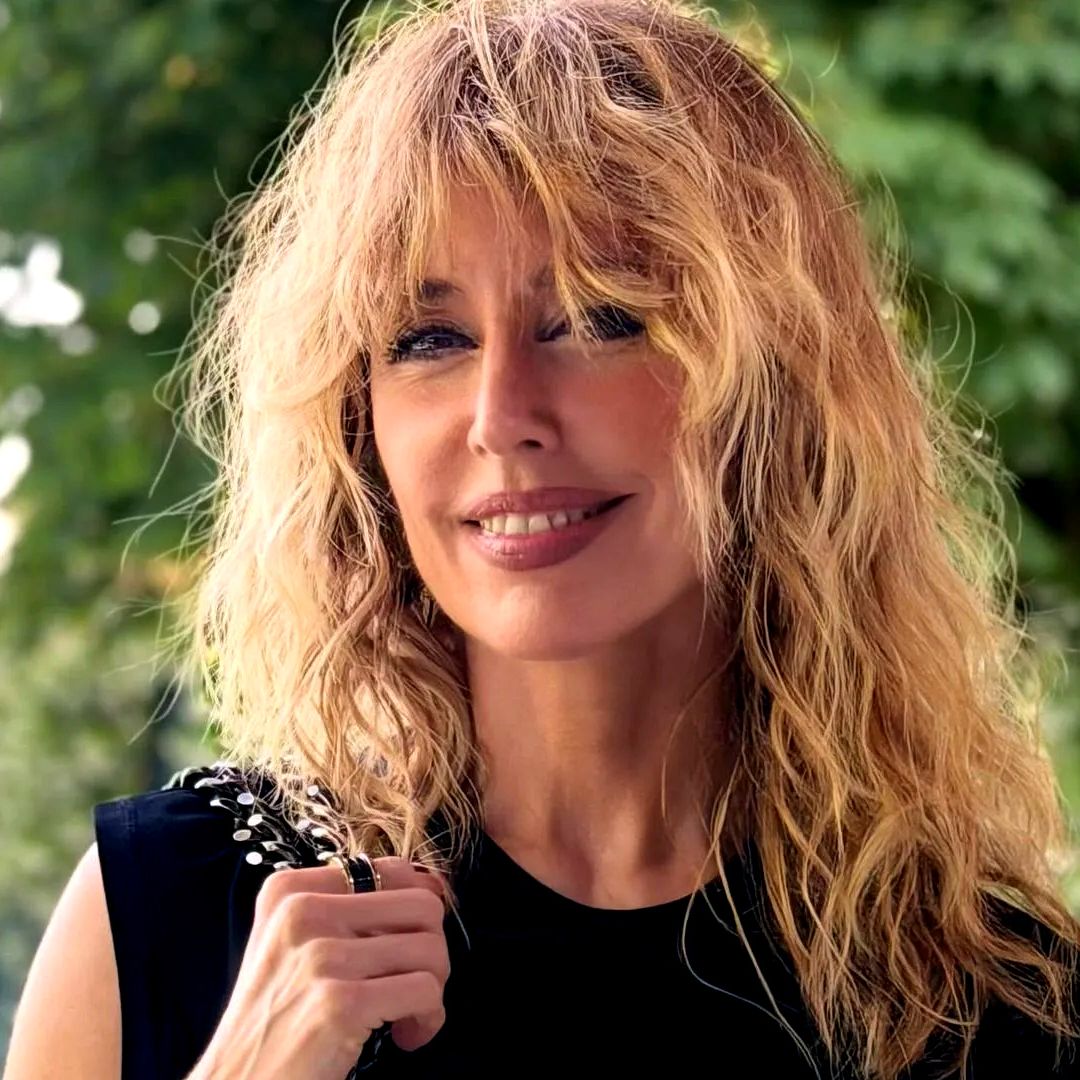 Así es la preciosa casa de Emma García: un refugio familiar donde el mármol negro, el arte y el color son protagonistas