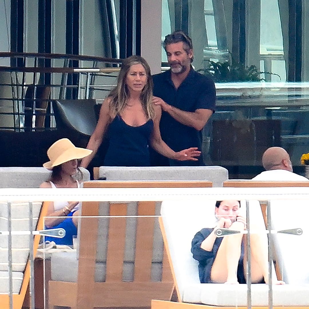  Jennifer Aniston con su novio, el gurú del amor Jim Curtis, en las Islas Baleares