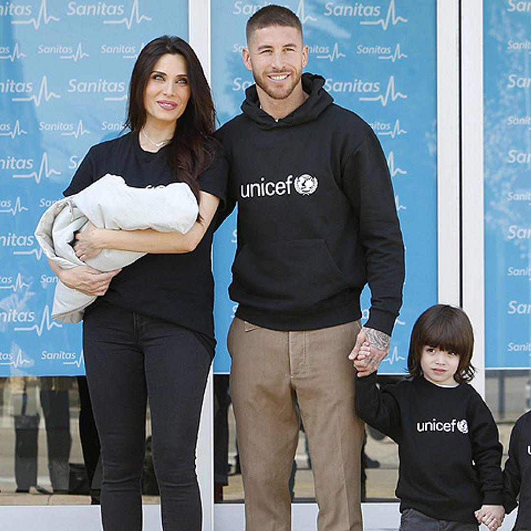 Pilar Rubio abandona el hospital con su tercer hijo en brazos y el resto de sus chicos