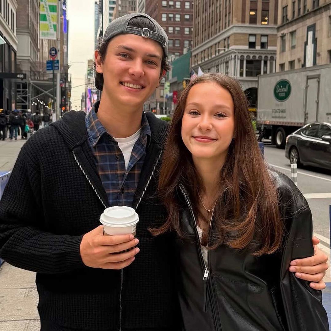 El emotivo encuentro del conde Nicolás (26 años) con su hermana Athena (14) en el corazón de Nueva York