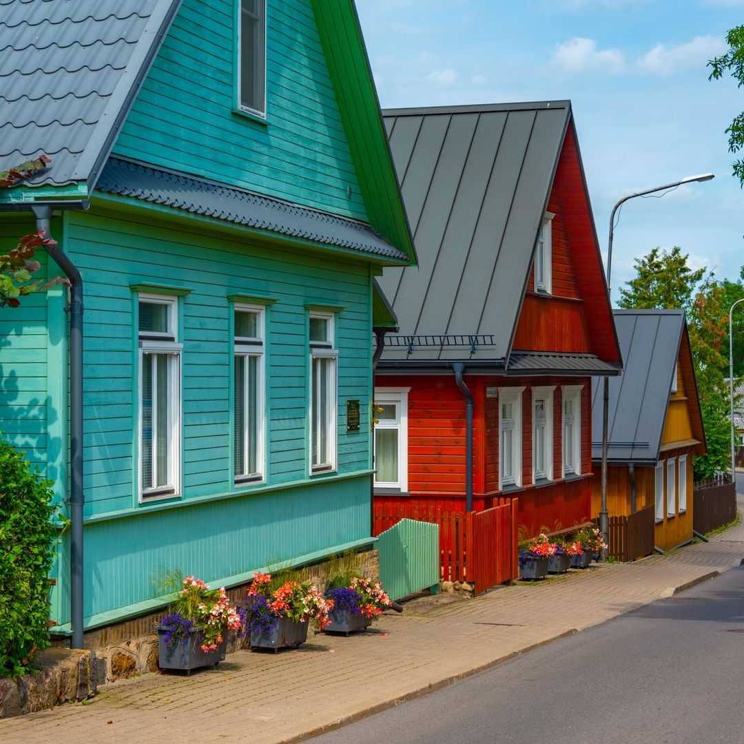 Coloridas casas de madera en el barrio caraíta de Trakai, Lituania