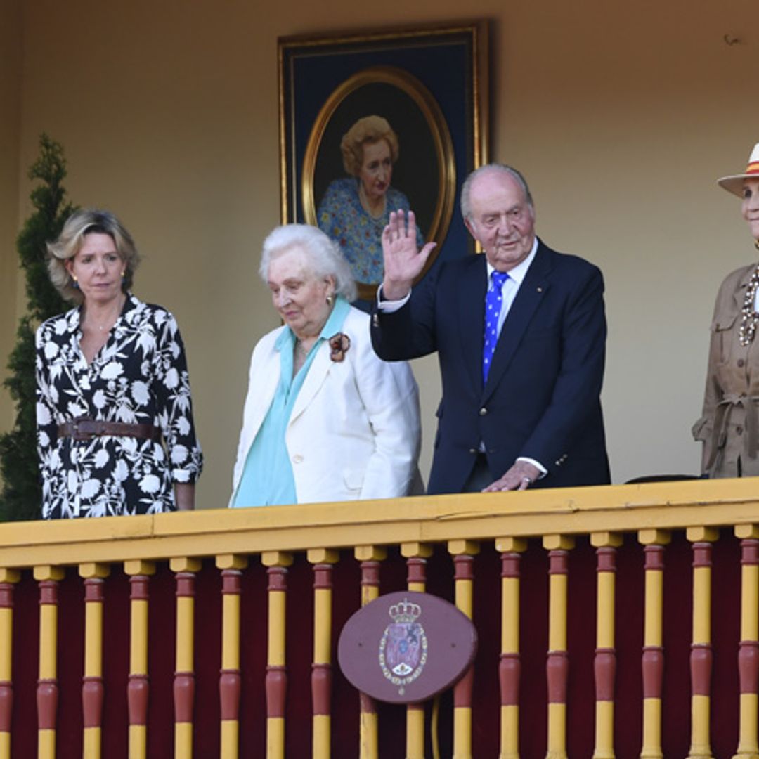 Don Juan Carlos se rodea de su familia en el último acto antes de su retirada de la vida pública