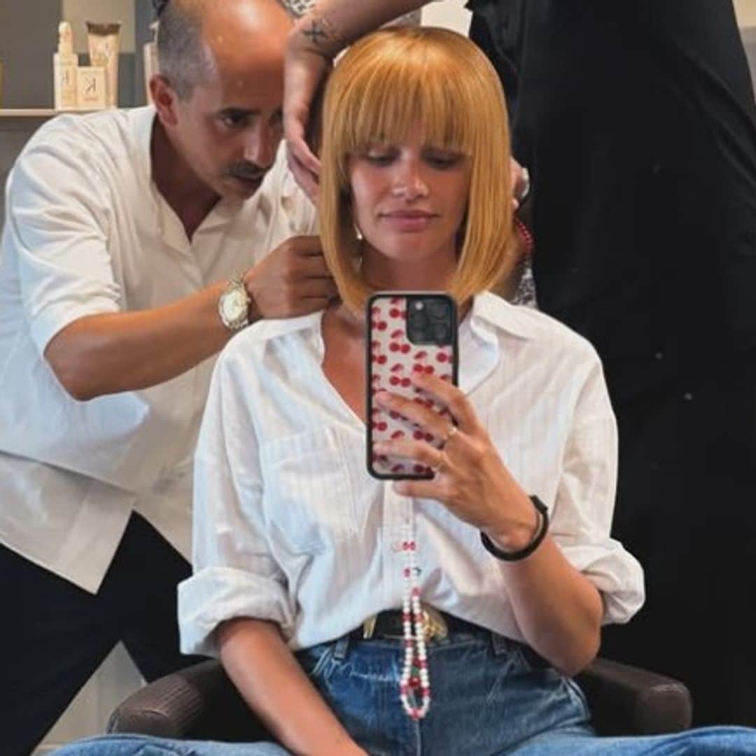 Sara Sampaio en la peluquería con peluca de bob con flequillo largo