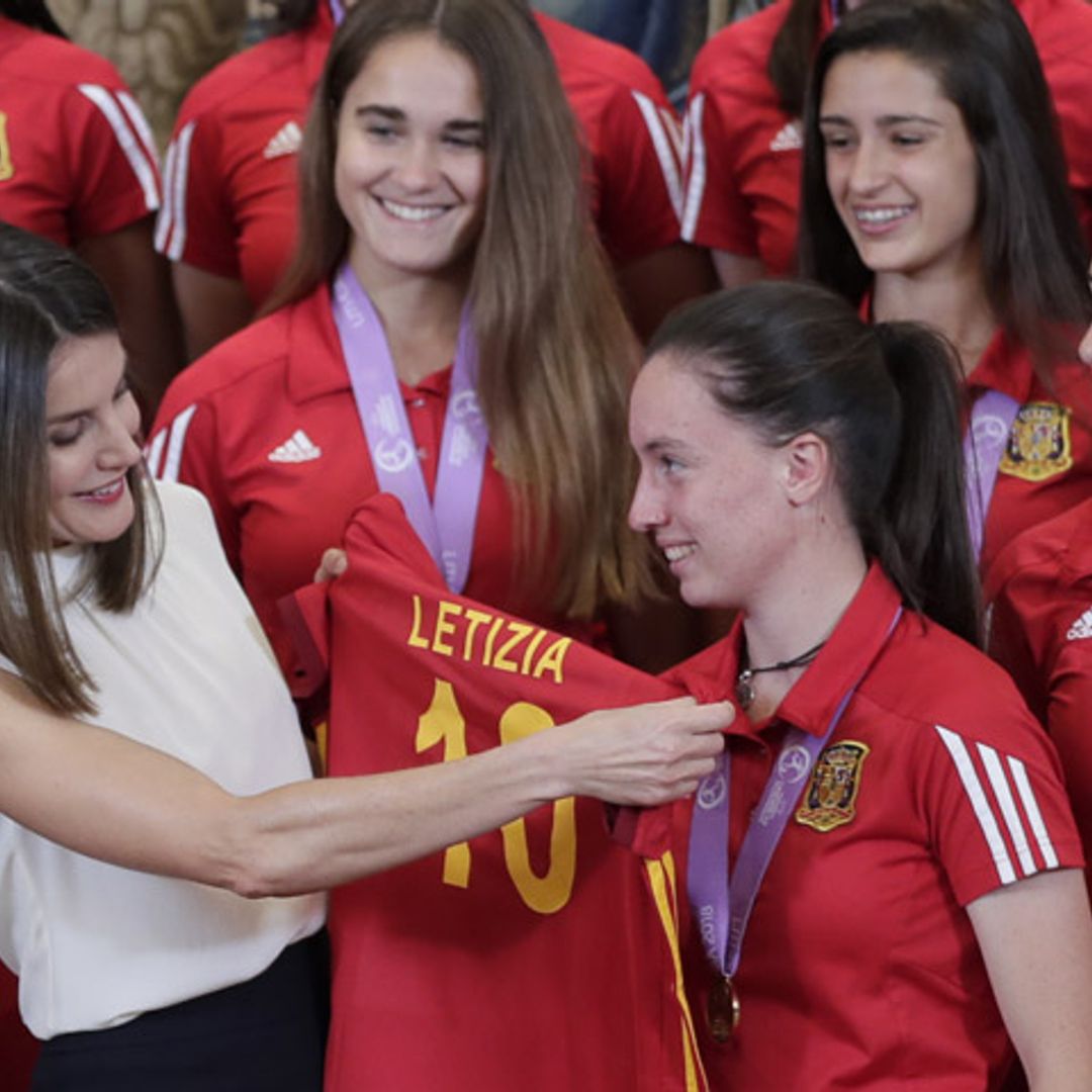 ¡Con el número 10: doña Letizia! La Reina saca su lado futbolero y se alía con las campeonas de Europa