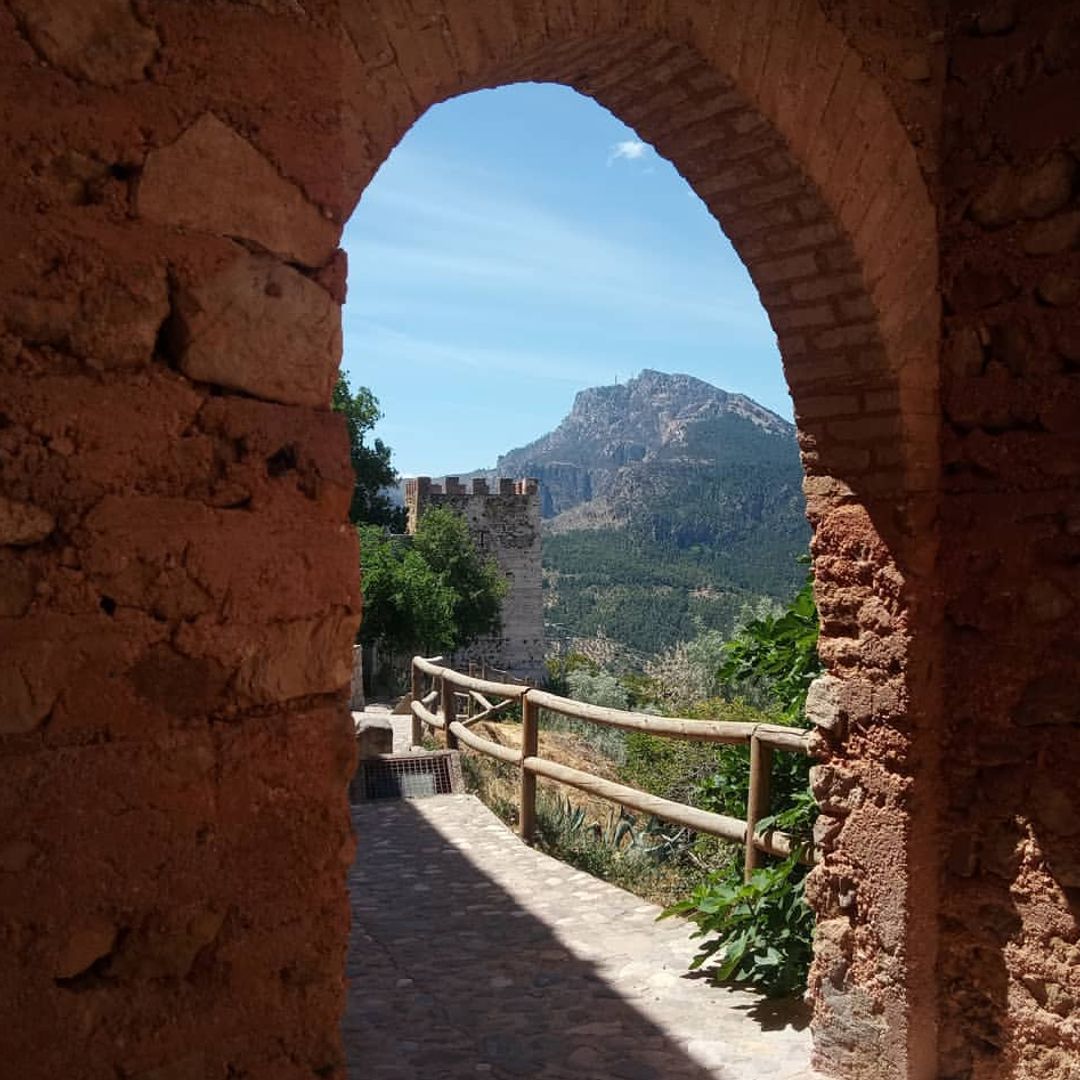 Puerta de Catena, uno de los accesos de la muralla de Segura de la Sierra, con el Yelmo al fondo., Jaén