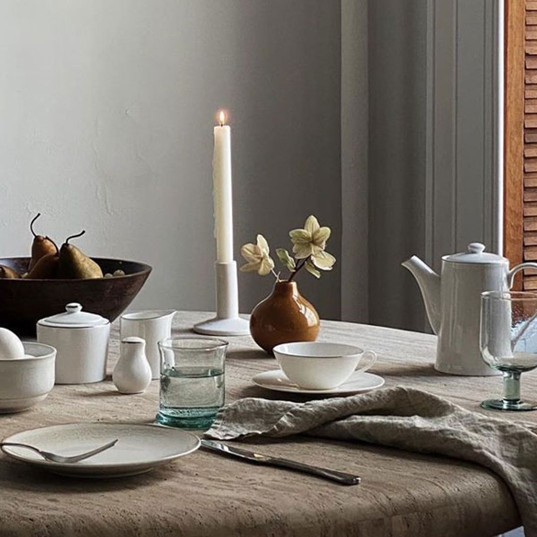 Apuesta por la elegancia y la sostenibilidad en tu mesa con estas jarras y vasos de diseño