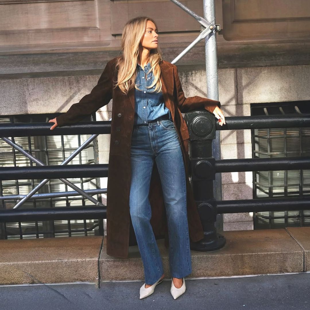 Los vaqueros clásicos son eternos, pero se verán mucho más innovadores y elegantes con zapatos de estos 5 colores