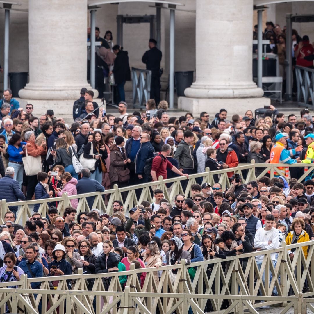 Las increíbles colas de miles fieles en el Vaticano para despedir al Papa Francisco