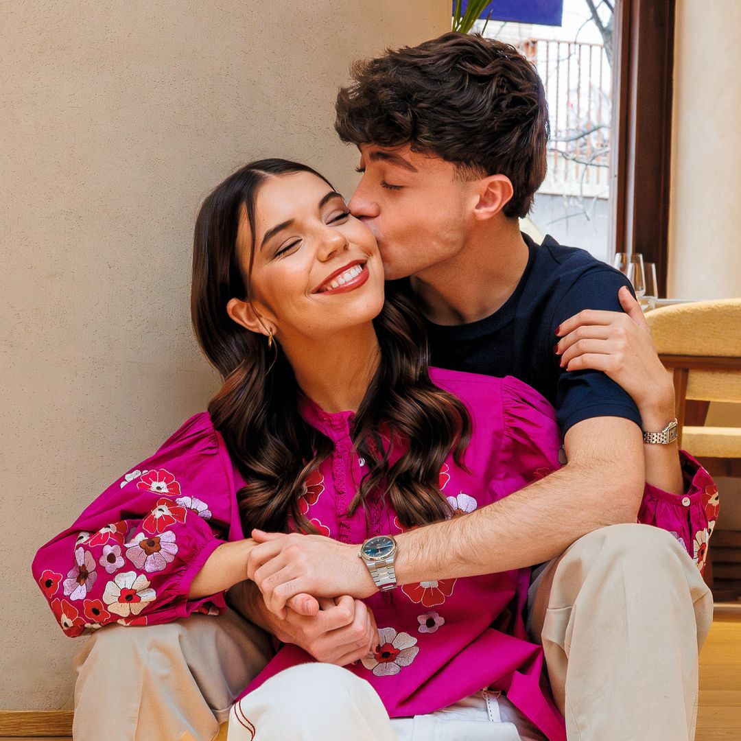 “Nunca me habría imaginado estar aquí, respondiendo a preguntas, después de haber comprado la revista ¡HOLA! con mi madre cuando era pequeña”, confiesa Elena Gortari, de 22 años, que posa junto a su novio, el “influencer” Juan Pérez, de 24 