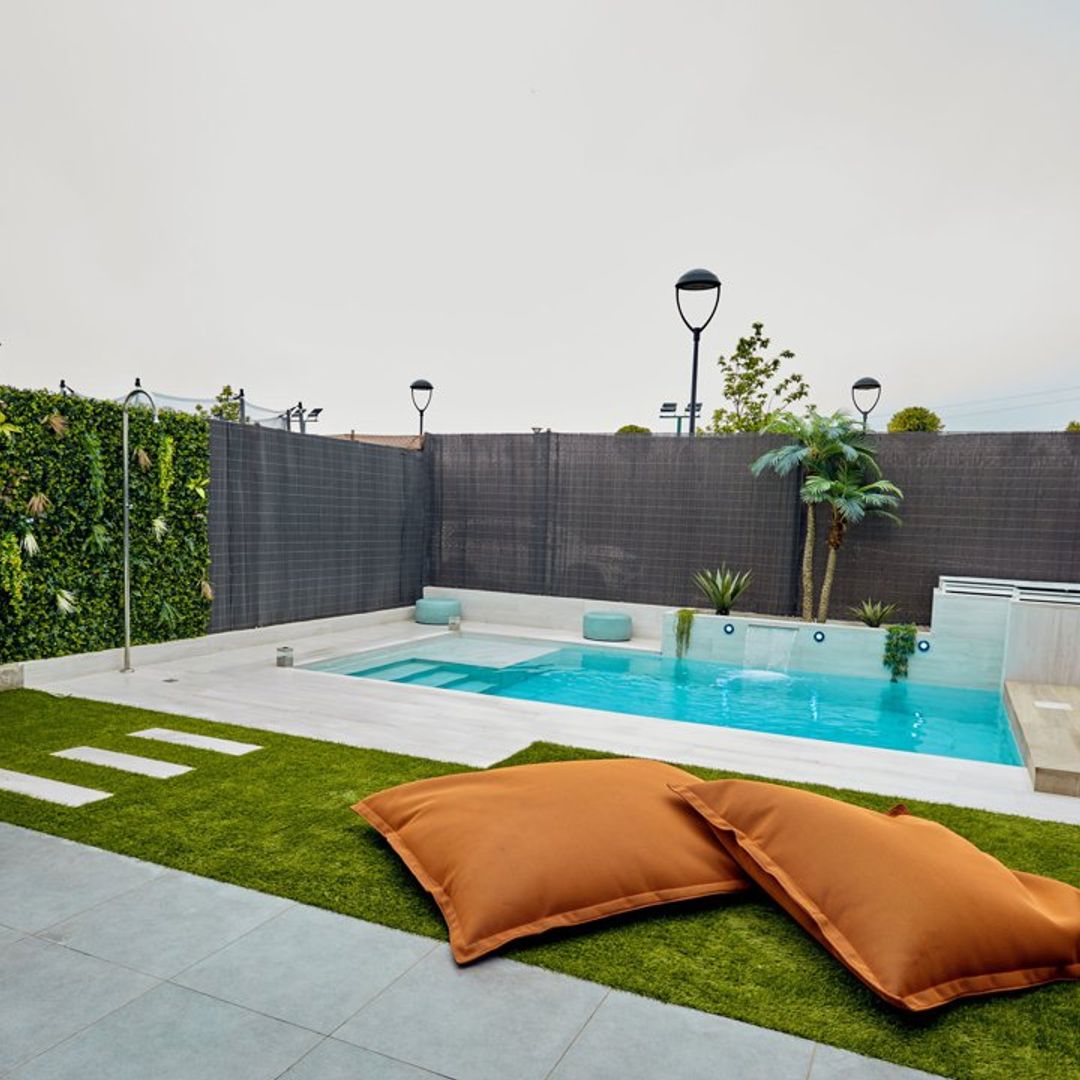 Así es la casa de Bustamante: una sala para cantar y ensayar, una piscina con cascada y habitaciones para recibir a toda su familia