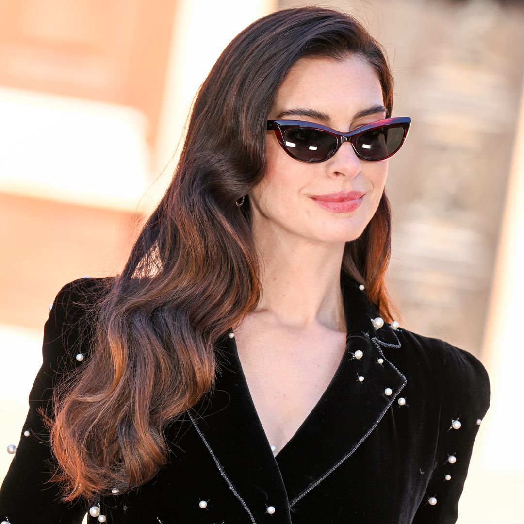 Cómo conseguir las ondas favoritas de Anne Hathaway, según nuestro peluquero: "Utilizo un styler de diámetro medio para no marcar demasiado el rizo"