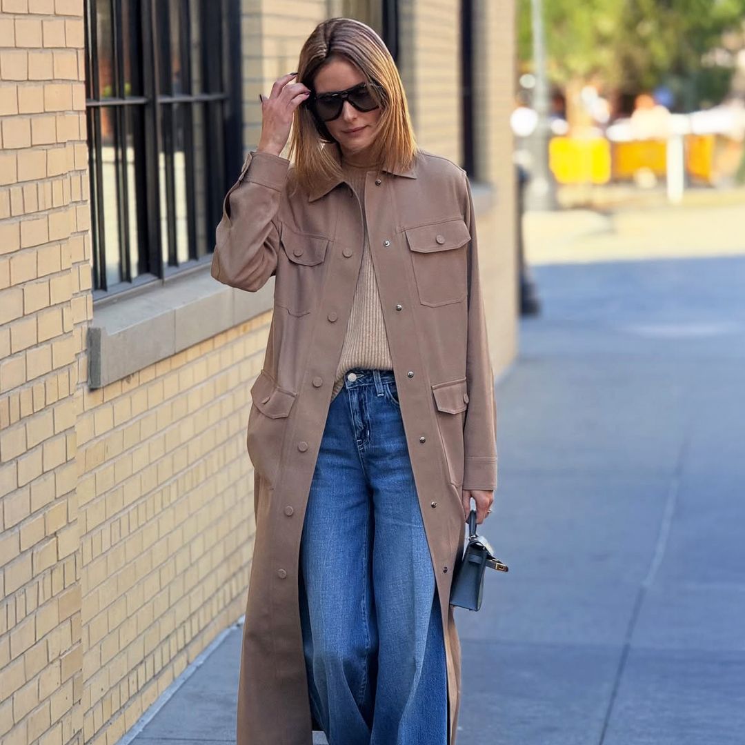 Las bajitas lo confirman: los abrigos largos sí estilizan si los llevas con vaqueros 'flare', palabra de Olivia Palermo