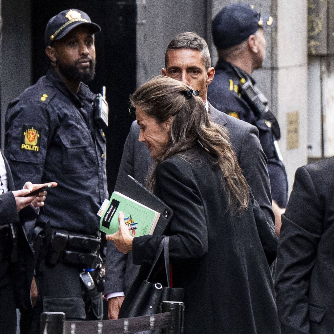 La reina Letizia deja al descubierto su lectura en el vuelo a Oslo: el libro que demuestra que ya prepara los Princesa de Asturias