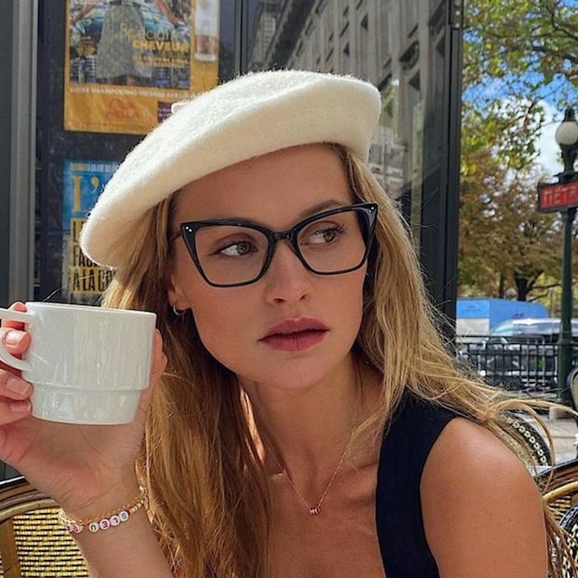 la influencer chloe lecareux posa en su instagram con un 39 look 39 parisino