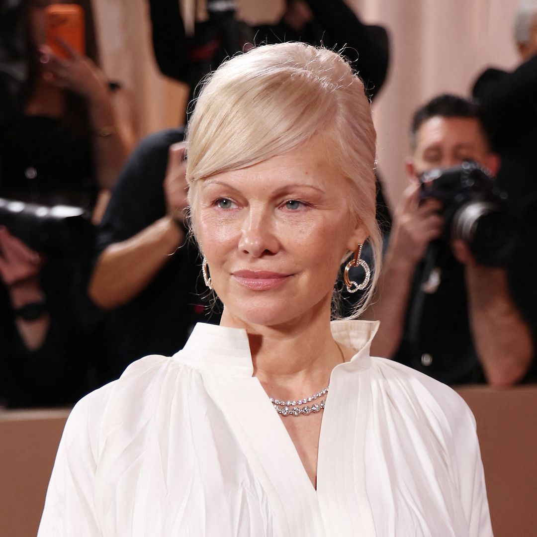 Pamela Anderson lleva el peinado favorito de las 'it-girls' en los Golden Globes