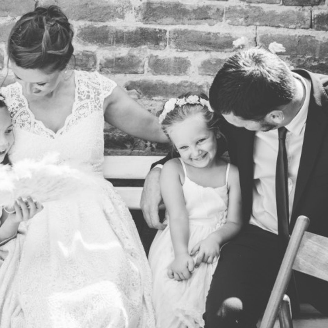 ¿Cómo redacto una invitación clásica de boda si mis padres ya no están juntos?
