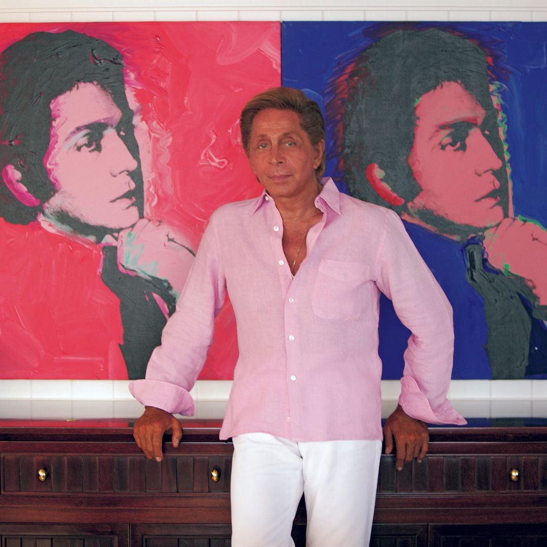 Valentino y su retrato de él pintado por Andy Warhol