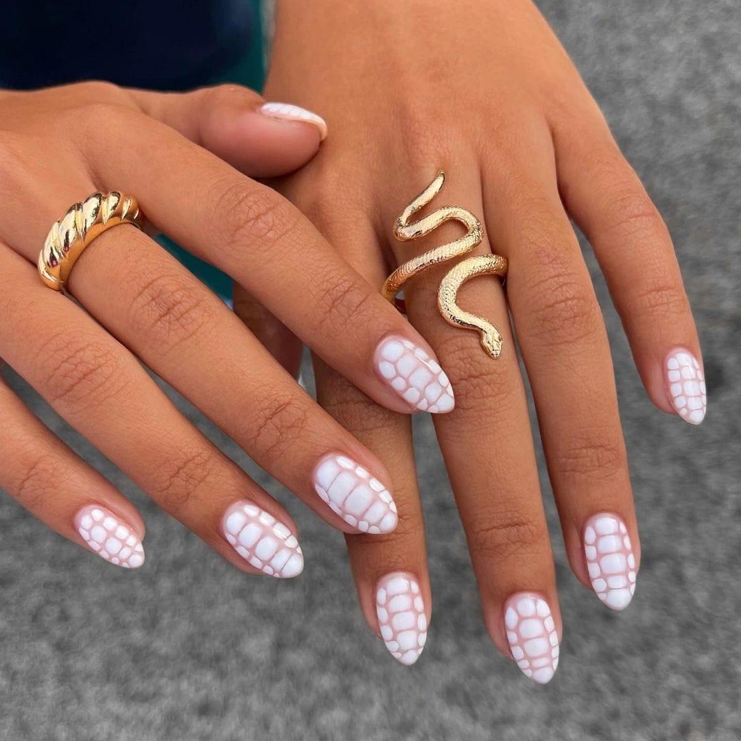 El regreso de la manicura blanca: la razón de que siempre sea tendencia en vacaciones y 12 nuevas ideas para llevarla