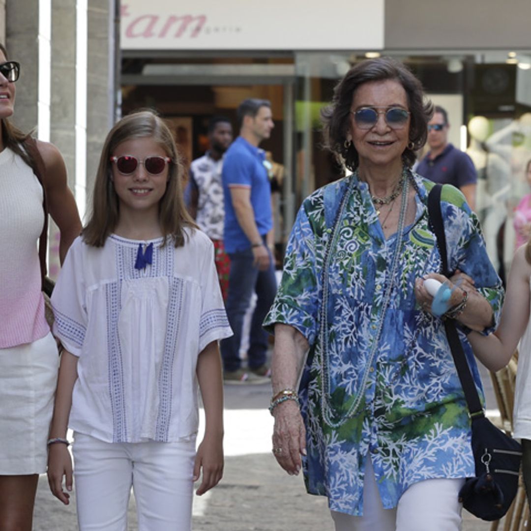 Una blusa tropical y accesorios de colores: el look más veraniego de la reina Sofía