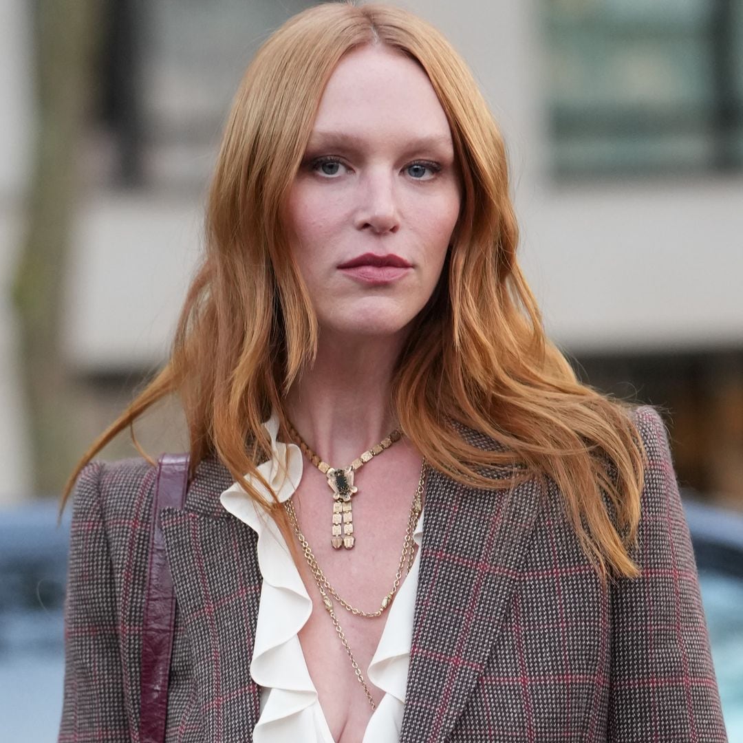 Invitada a la Semana de la Moda de París con traje de tweed y pelo suelto cobrizo